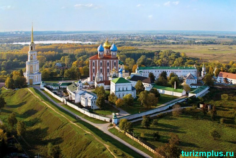 Сегодня Рязанский кремль наделен статусом музея-заповедника, а его собор и колокольня служат ориентиром для путешествующих по Оке