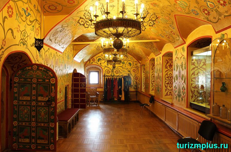 Особый восторг у туристов вызывают расписные сени в Певческом корпусе Рязанском кремле