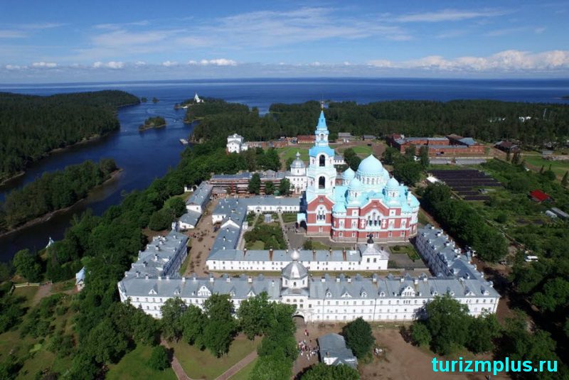 С 1991 года Спасо-Преображенский Валаамский монастырь обладает статусом ставропигиального