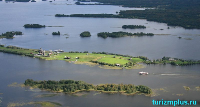 В северной части Онежского озера располагается природный заповедник «Кижи Онега», охватывающий площадь около 50 тыс.га и признанный особо охраняемой территорией