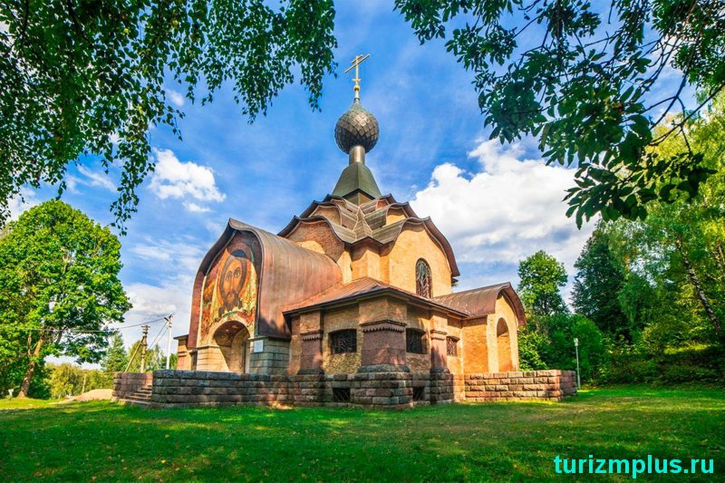 Храм Святого Духа в Талашкино, основанный в 1900-ых годах, являет собой прекрасный образец неорусского зодчества