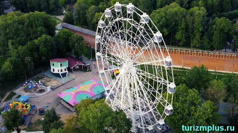 Желающим отдохнуть на свежем воздухе стоит посетить Лопатинский сад – здесь находится множество развлечений для детей и родителей, включая колесо обозрения в Смоленске высотой в 50 метров