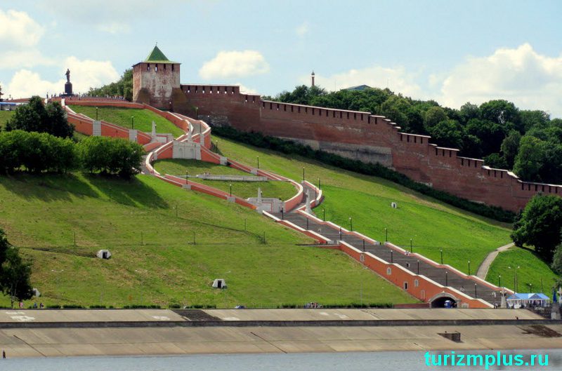 Одной из наиболее грандиозных и изящных композиций Нижнего Новгорода считается Чкаловская лестница, насчитывающая 560 ступеней и 2 смотровые площадки