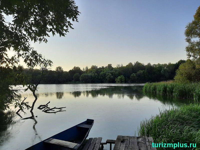 Весьма живописным водоемом является озеро Старуха, искусственно образованное в пойме Десны и малоизвестное среди туристов