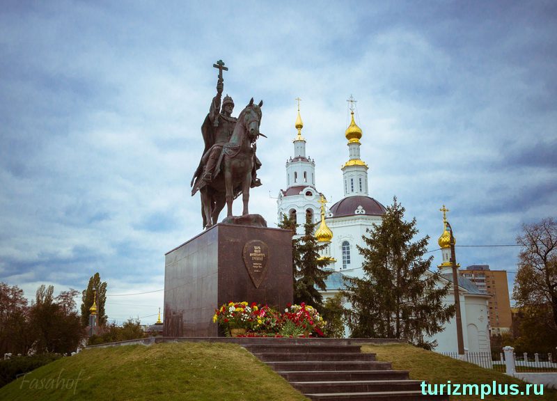 Перед Богоявленским собором можно увидеть установленный в 2016 году памятник основателю города – царю Ивану Грозному