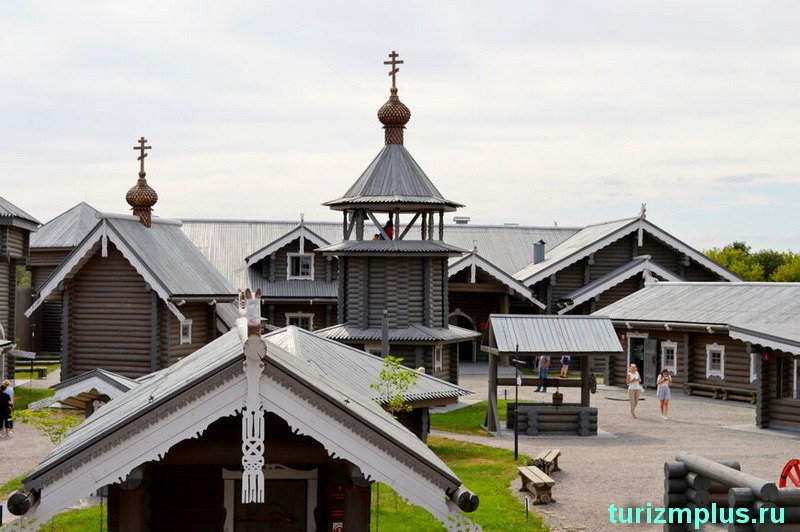 На территории города-крепости «Яблонов» располагаются музейные экспозиции с предметами быта, есть кузница, житный двор, гончарная и ткацкая мастерские.